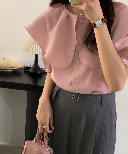 me+em select（ミームセレクト）の「【 ５色展開 】ラッフルフリルビッグカラーシアーパステル半袖シャツブラウス（シャツ/ブラウス・レディース・パープル/ピンク/ブルー/ベージュ/ホワイト・FREE）」の5枚目の写真