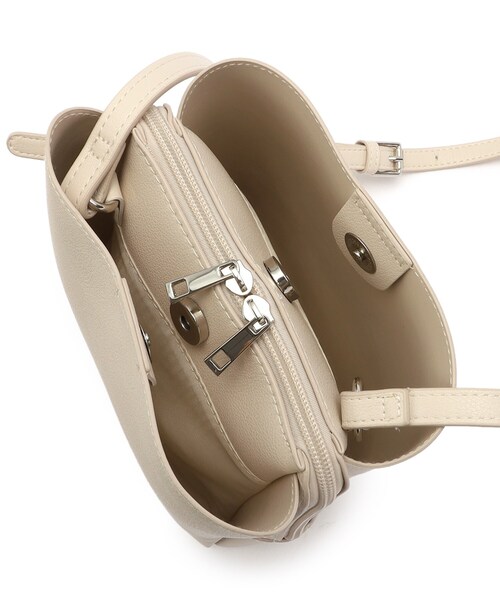 SHOO・LA・RUE(シューラルー)の「◆ふわっとかるい3層ショルダーバッグ(ショルダーバッグ・レディース・オフホワイト/ダークグリーン/シルバー/ライトベージュ/ブラック/イエロー・00)」の12枚目の写真