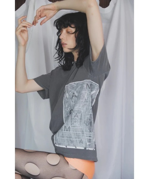 NAKAGAMI(ナカガミ)の「NAKAGAMI(ナカガミ) サイドグラフィックプリントTシャツ(Tシャツ/カットソー・レディース・チャコールグレー/チャコール・FREE/0)」の6枚目の写真