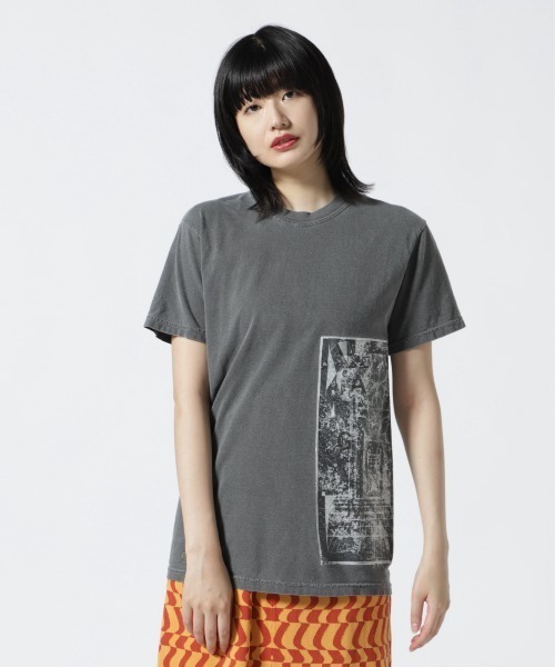 NAKAGAMI(ナカガミ)の「NAKAGAMI(ナカガミ) サイドグラフィックプリントTシャツ(Tシャツ/カットソー・レディース・チャコールグレー/チャコール・FREE/0)」の7枚目の写真