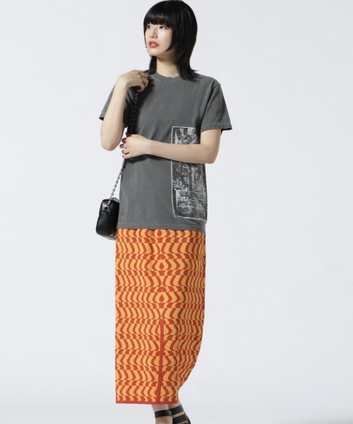 NAKAGAMI(ナカガミ)の「NAKAGAMI(ナカガミ) サイドグラフィックプリントTシャツ(Tシャツ/カットソー・レディース・チャコールグレー/チャコール・FREE/0)」の8枚目の写真