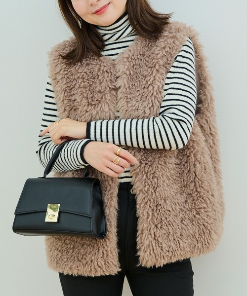 Shelly island（シェリーアイランド）の「【ふわモコ軽量！】フェイクシープファーベスト（ベスト・レディース・ベージュ/ホワイト/グレー・FREE）」の3枚目の写真