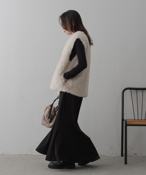 Shelly island（シェリーアイランド）の「【ふわモコ軽量！】フェイクシープファーベスト（ベスト・レディース・ベージュ/ホワイト/グレー・FREE）」の11枚目の写真