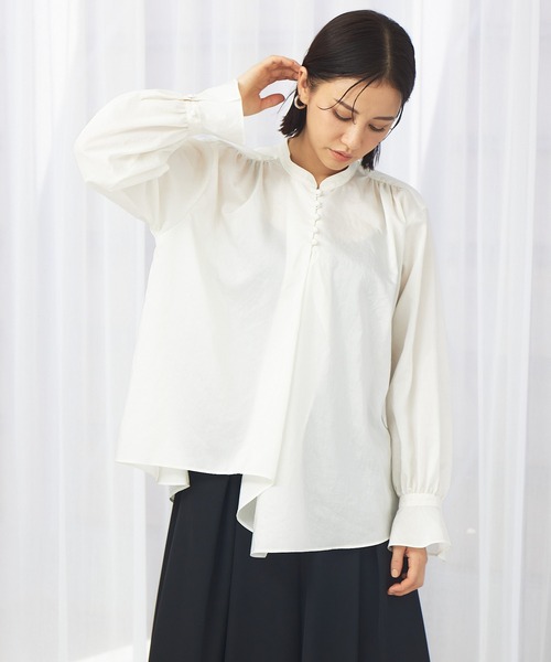 qualite（カリテ）の「シルキーローンドレープブラウス（シャツ/ブラウス・レディース・オフホワイト/グレイッシュベージュ・フリー）」の2枚目の写真