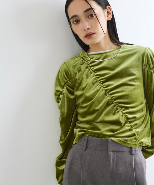 VIS(ビス)の「【洗える】ベロアシャーリングプルオーバー(Tシャツ/カットソー・レディース・グレー系その他/チャコールグレー/グリーン系その他・FREE)」の5枚目の写真