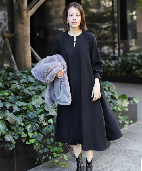 REAL CUBE（リアルキューブ）の「パールネックジョーゼットワンピース（ワンピース・レディース・グレイッシュベージュ/ネイビー/ブラック・M）」の4枚目の写真