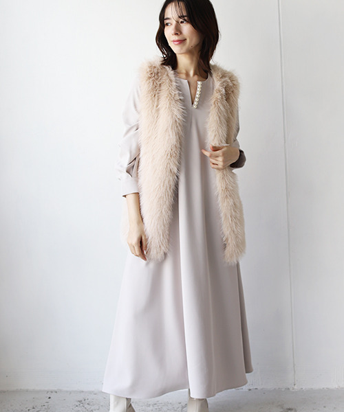 REAL CUBE（リアルキューブ）の「パールネックジョーゼットワンピース（ワンピース・レディース・グレイッシュベージュ/ネイビー/ブラック・M）」の5枚目の写真