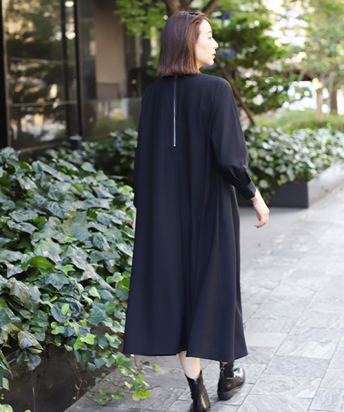 REAL CUBE（リアルキューブ）の「パールネックジョーゼットワンピース（ワンピース・レディース・グレイッシュベージュ/ネイビー/ブラック・M）」の8枚目の写真