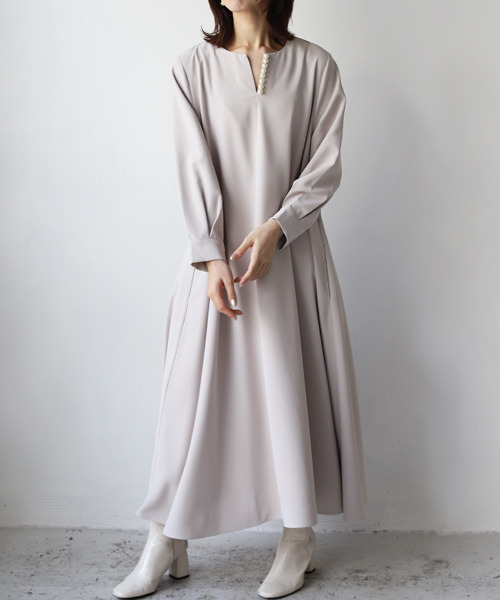 REAL CUBE（リアルキューブ）の「パールネックジョーゼットワンピース（ワンピース・レディース・グレイッシュベージュ/ネイビー/ブラック・M）」の10枚目の写真