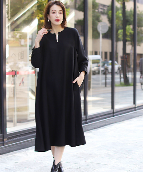 REAL CUBE（リアルキューブ）の「パールネックジョーゼットワンピース（ワンピース・レディース・グレイッシュベージュ/ネイビー/ブラック・M）」の11枚目の写真