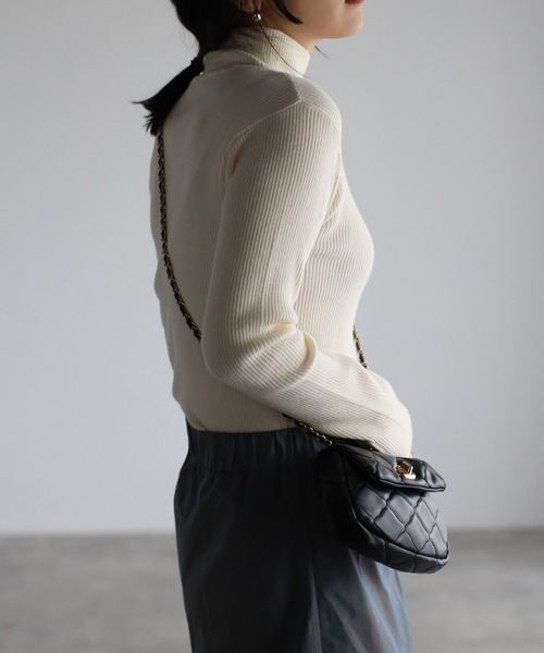 ap retro（アプレトロ）の「袖ボタンハイネックニット / リブハイネックニット（ニット/セーター・レディース・ブルー/ベージュ/チャコールグレー/ブラック/アイボリー・FREE）」の6枚目の写真