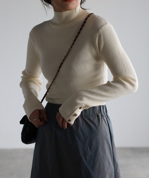 ap retro（アプレトロ）の「袖ボタンハイネックニット / リブハイネックニット（ニット/セーター・レディース・ブルー/ベージュ/チャコールグレー/ブラック/アイボリー・FREE）」の8枚目の写真
