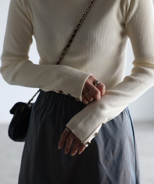 ap retro（アプレトロ）の「袖ボタンハイネックニット / リブハイネックニット（ニット/セーター・レディース・ブルー/ベージュ/チャコールグレー/ブラック/アイボリー・FREE）」の9枚目の写真