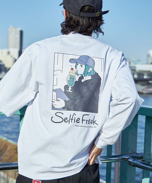 TIMELY WARNING（タイムリーワーニング）の「【SELFIE GIRL】イラストバックプリントビックシルエットロンT（Tシャツ/カットソー・メンズ・その他2/その他1/ホワイト/ブラック/その他3/その他5/その他4/その他6・LARGE/MEDIUM）」の8枚目の写真