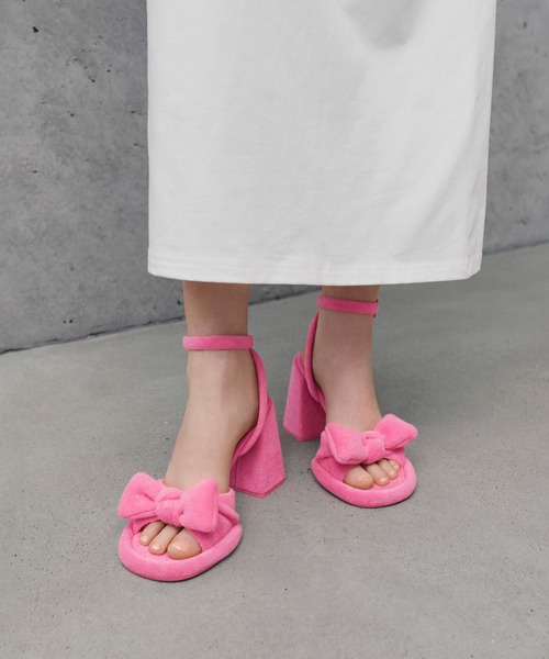 CHARLES & KEITH（チャールズ & キース）の「Loey ローイー テクスチャーボウアンクルストラップサンダル（サンダル・レディース・ベージュ/ピンク/ブラック系その他2・22.5cm/23cm/23.5cm/24.5cm/25cm）」の3枚目の写真