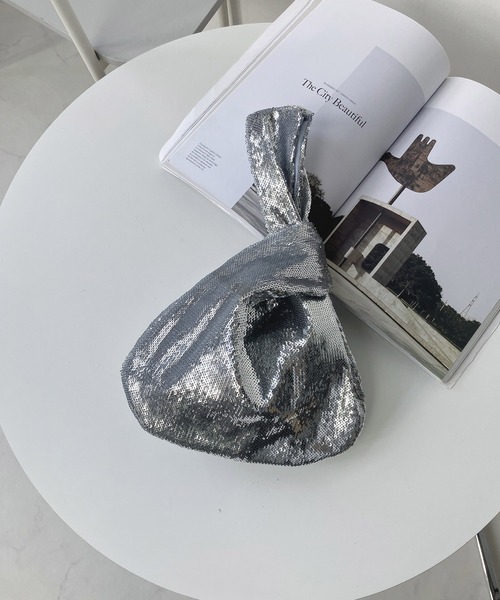 AS KNOW AS plus（アズノゥアズプラス）の「キラキラ スパンコールバッグ（ハンドバッグ・レディース・ブラック/シルバー・FREE）」の4枚目の写真