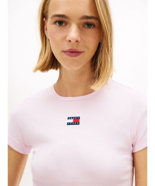 tommy jeans(トミー ジーンズ)の「スリムバッジリブTシャツ(Tシャツ/カットソー・レディース・パープル/ブラック/ホワイト/ピンク/ホワイト系/ネイビー/ブルー/ピンク系その他・MEDIUM/LARGE/X-SMALL/SMALL)」の8枚目の写真