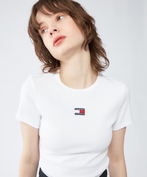tommy jeans(トミー ジーンズ)の「スリムバッジリブTシャツ(Tシャツ/カットソー・レディース・パープル/ブラック/ホワイト/ピンク/ホワイト系/ネイビー/ブルー・MEDIUM/LARGE/X-SMALL/SMALL)」の2枚目の写真