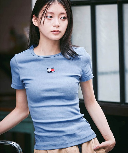 tommy jeans(トミー ジーンズ)の「スリムバッジリブTシャツ(Tシャツ/カットソー・レディース・パープル/ブラック/ホワイト/ピンク/ホワイト系/ネイビー/ブルー・MEDIUM/LARGE/X-SMALL/SMALL)」の5枚目の写真