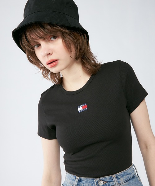 tommy jeans(トミー ジーンズ)の「スリムバッジリブTシャツ(Tシャツ/カットソー・レディース・パープル/ブラック/ホワイト/ピンク/ホワイト系/ネイビー/ブルー・MEDIUM/LARGE/X-SMALL/SMALL)」の1枚目の写真