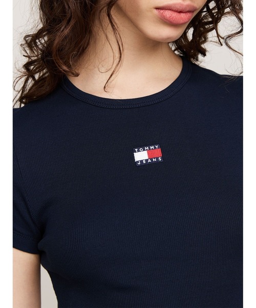 tommy jeans(トミー ジーンズ)の「スリムバッジリブTシャツ(Tシャツ/カットソー・レディース・パープル/ブラック/ホワイト/ピンク/ホワイト系/ネイビー/ブルー・MEDIUM/LARGE/X-SMALL/SMALL)」の20枚目の写真
