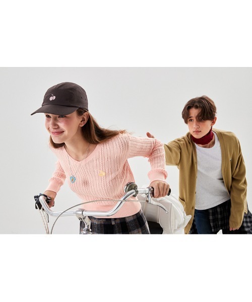 KIRSH（キルシー）の「KIRSH SMALL CHERRY V-NECK CABLE CROP KNIT/キルシー スモールチェリー Vネック ケーブル クロップ ニット（ニット/セーター・レディース・オートミール/サーモンピンク/ブラック・ONE SIZE）」の4枚目の写真