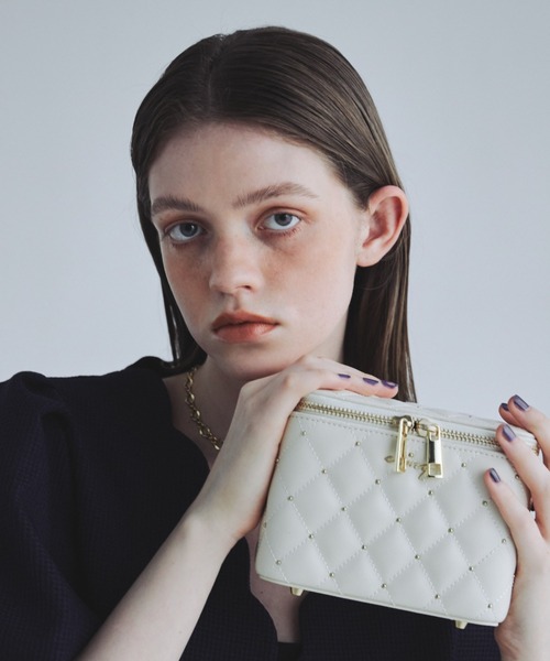 EIMY ISTOIRE（エイミーイストワール）の「キルティングスタッズミニショルダーバッグ（ショルダーバッグ・レディース・シルバー/ブラック/アイボリー/ベージュ・F）」の9枚目の写真