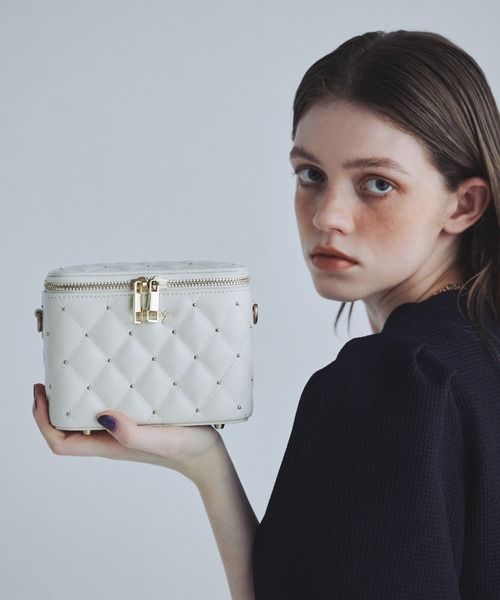 EIMY ISTOIRE（エイミーイストワール）の「キルティングスタッズミニショルダーバッグ（ショルダーバッグ・レディース・シルバー/ブラック/アイボリー/ベージュ・F）」の10枚目の写真