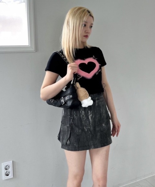 ipugo(イプゴ)の「ipugo/イプゴ ハートレースアップ クロップドTシャツ 秋物 秋服 2026年秋冬(Tシャツ/カットソー・レディース・ピンク/ブラック・FREE)」の1枚目の写真