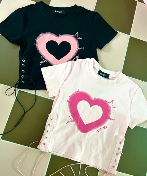 ipugo(イプゴ)の「ipugo/イプゴ ハートレースアップ クロップドTシャツ 秋物 秋服 2026年秋冬(Tシャツ/カットソー・レディース・ピンク/ブラック・FREE)」の3枚目の写真