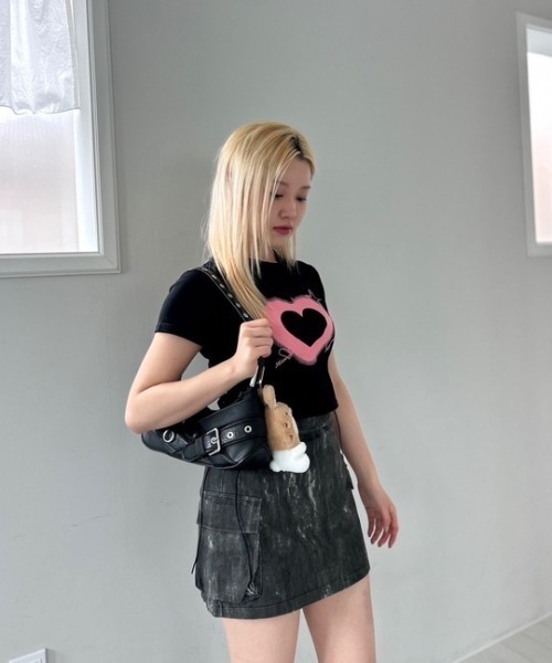 ipugo(イプゴ)の「ipugo/イプゴ ハートレースアップ クロップドTシャツ 秋物 秋服 2026年秋冬(Tシャツ/カットソー・レディース・ピンク/ブラック・FREE)」の10枚目の写真