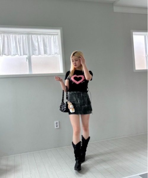 ipugo(イプゴ)の「ipugo/イプゴ ハートレースアップ クロップドTシャツ 秋物 秋服 2026年秋冬(Tシャツ/カットソー・レディース・ピンク/ブラック・FREE)」の13枚目の写真