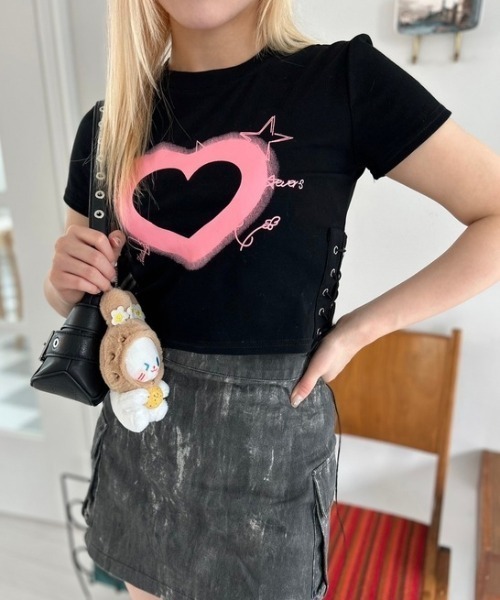 ipugo(イプゴ)の「ipugo/イプゴ ハートレースアップ クロップドTシャツ 秋物 秋服 2026年秋冬(Tシャツ/カットソー・レディース・ピンク/ブラック・FREE)」の9枚目の写真