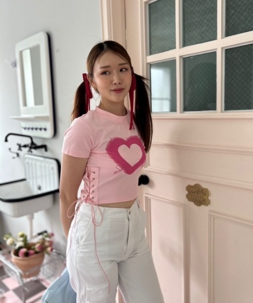ipugo(イプゴ)の「ipugo/イプゴ ハートレースアップ クロップドTシャツ 秋物 秋服 2026年秋冬(Tシャツ/カットソー・レディース・ピンク/ブラック・FREE)」の18枚目の写真