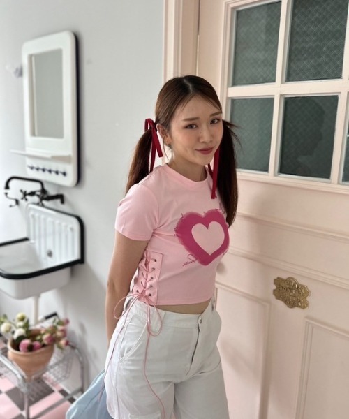 ipugo(イプゴ)の「ipugo/イプゴ ハートレースアップ クロップドTシャツ 秋物 秋服 2026年秋冬(Tシャツ/カットソー・レディース・ピンク/ブラック・FREE)」の19枚目の写真