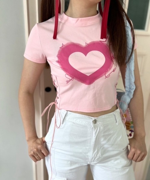 ipugo(イプゴ)の「ipugo/イプゴ ハートレースアップ クロップドTシャツ 秋物 秋服 2026年秋冬(Tシャツ/カットソー・レディース・ピンク/ブラック・FREE)」の14枚目の写真