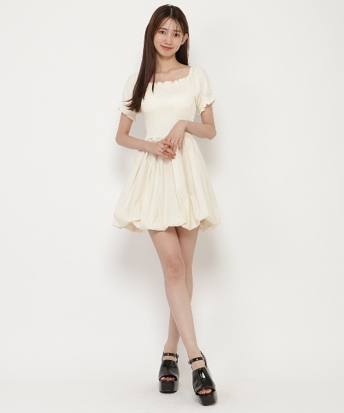 REDYAZEL(レディアゼル)の「シャーリングカットドッキングワンピース(ワンピース・レディース・ブラック/オフホワイト・FREE)」の10枚目の写真