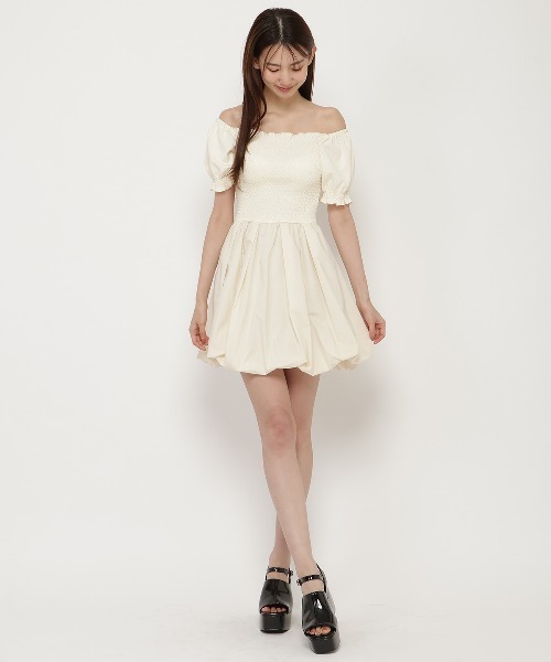 REDYAZEL(レディアゼル)の「シャーリングカットドッキングワンピース(ワンピース・レディース・ブラック/オフホワイト・FREE)」の7枚目の写真