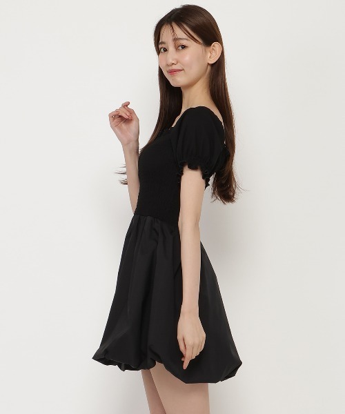 REDYAZEL(レディアゼル)の「シャーリングカットドッキングワンピース(ワンピース・レディース・ブラック/オフホワイト・FREE)」の6枚目の写真