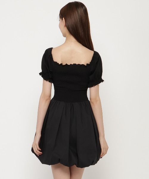 REDYAZEL(レディアゼル)の「シャーリングカットドッキングワンピース(ワンピース・レディース・ブラック/オフホワイト・FREE)」の5枚目の写真