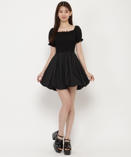 REDYAZEL(レディアゼル)の「シャーリングカットドッキングワンピース(ワンピース・レディース・ブラック/オフホワイト・FREE)」の4枚目の写真