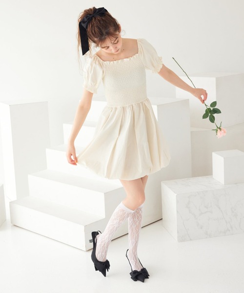 REDYAZEL(レディアゼル)の「シャーリングカットドッキングワンピース(ワンピース・レディース・ブラック/オフホワイト・FREE)」の16枚目の写真