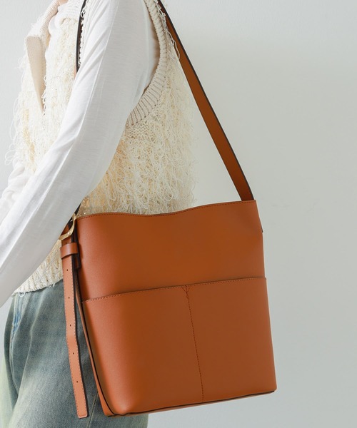 SENSE OF PLACE by URBAN RESEARCH(センスオブプレイスバイアーバンリサーチ)の「『WEB/一部店舗限定』アウトポケットショルダーバッグ(ショルダーバッグ・レディース・ライトベージュ/ブラック/ブラウン/ダークブラウン・ONE)」の3枚目の写真