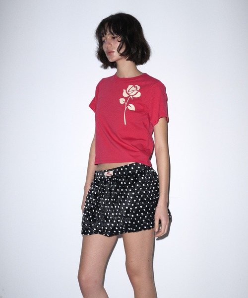 Mardi Mercredi（マルディメクルディ）の「SLIM TSHIRT UNE ROSE / スリムティーシャツ ユヌローズ（Tシャツ/カットソー・レディース・レッド・FREE）」の2枚目の写真