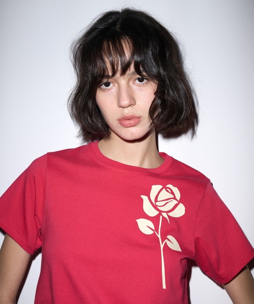 Mardi Mercredi（マルディメクルディ）の「SLIM TSHIRT UNE ROSE / スリムティーシャツ ユヌローズ（Tシャツ/カットソー・レディース・レッド・FREE）」の3枚目の写真
