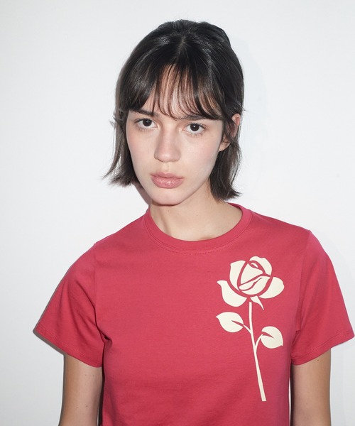 Mardi Mercredi（マルディメクルディ）の「SLIM TSHIRT UNE ROSE / スリムティーシャツ ユヌローズ（Tシャツ/カットソー・レディース・レッド・FREE）」の5枚目の写真