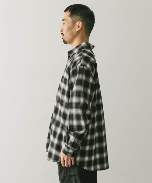 URBAN RESEARCH DOORS(アーバンリサーチドアーズ)の「『吸水速乾』セオアルファオンブレチェックシャツ(シャツ/ブラウス・メンズ・ブラック系その他/グレー系その他・MEDIUM/LARGE)」の6枚目の写真