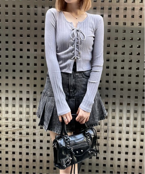 clear（クリア）の「フロントスピンドルワイドリブ長袖カットソートップス [肌見せコーデ 韓国コーデ]≪2024AW新作≫（Tシャツ/カットソー・レディース・チャコールグレー/ブラック/オフホワイト/カーキ/ブルーグレー・F）」の4枚目の写真