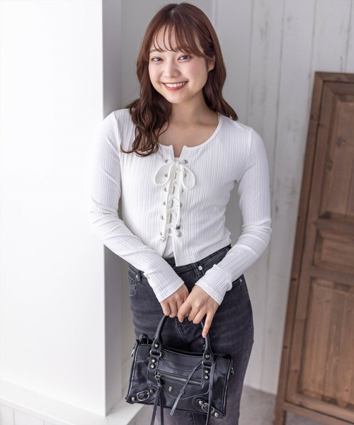 clear（クリア）の「フロントスピンドルワイドリブ長袖カットソートップス [肌見せコーデ 韓国コーデ]≪2024AW新作≫（Tシャツ/カットソー・レディース・チャコールグレー/ブラック/オフホワイト/カーキ/ブルーグレー・F）」の14枚目の写真