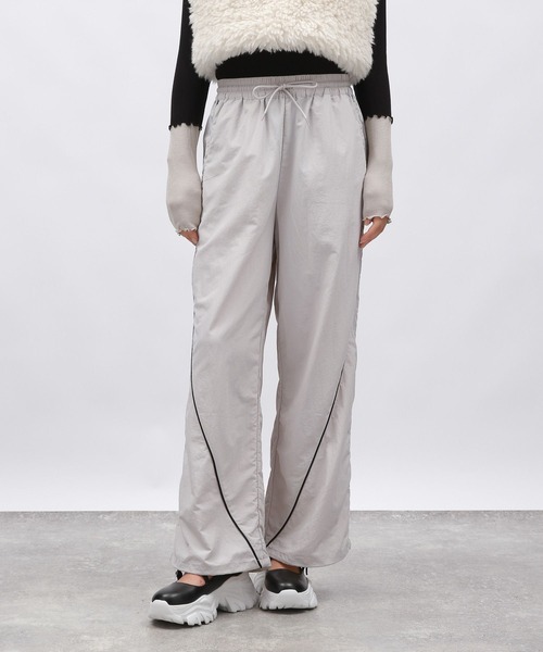 LAKOLE(ラコレ)の「コードライントラックパンツ/143838(その他パンツ・レディース・グレー/ブラック/アイボリー・FREE)」の2枚目の写真